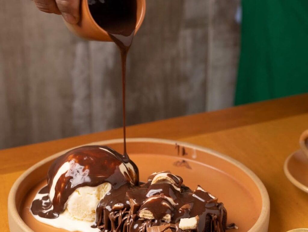 Sobremesa com chocolate quente